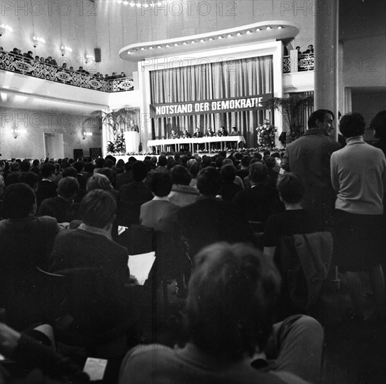 The Congress Emergency of Democracy was a first significant manifestation of trade unions and other democratic forces against the emergency laws on 30. 10. 1966 at the Roemer in Frankfurt/M