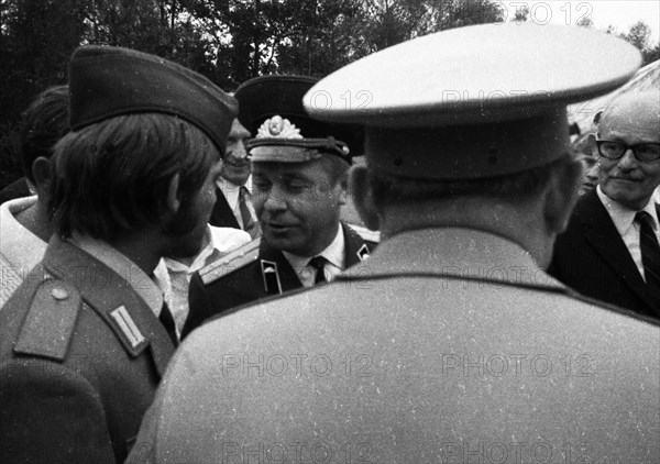 Leftists and the peace movement laid flowers for Stukenbrock at the graves of Soviet war victims of the Nazi regime as a sign of reconciliation here on 4. 9. 1971 in Stukenbrock near Bielefeld. Recruits of the German Armed Forces and officers of the Red Army