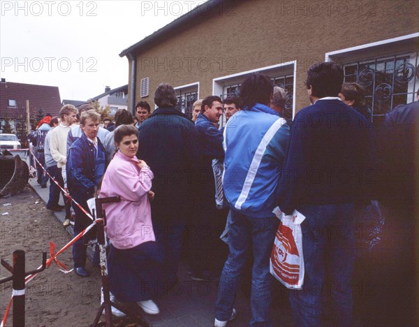 Gymnasium were also used. Immigrants and foreign refugees in North Rhine-Westphalia on 28. 10. 1988 in Unna-Massen. Since the sleeping accommodations were not sufficient