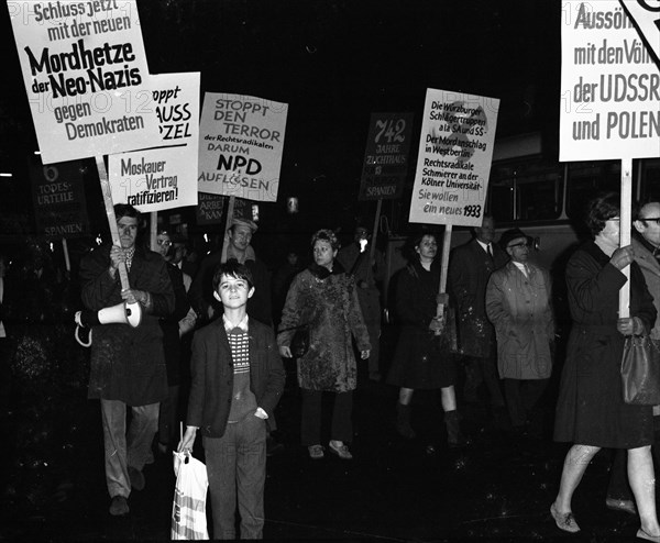 Cologne leftists demonstrated against neo-Nazis and international fascism through the city centre on 10. 11. 1968