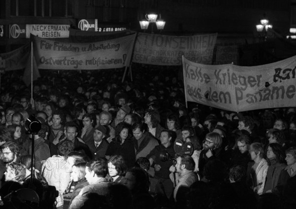 Supporters and friends of the SPD/FDP government coalition demonstrated in Bonn on 26 April 1972 with a torchlight march and rally in favour of the government and the ratification of the Eastern treaties