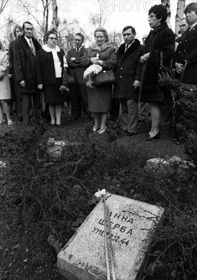 These woman and men celebrated International Women's Day in Rheinhausen on 8 March 1972 by paying tribute to the Soviet dead of the Second World War and Nazi victims at the cemetery