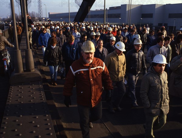 Du-Rheinhausen. Steelworkers of the Krupp steelworks fight for their jobs in 1987 and occupied the Rhine bridge