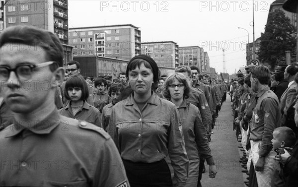 The picture was taken between 1965 and 1971 and shows a photographic impression of everyday life in this period of the GDR. Karl-Marx-Stadt