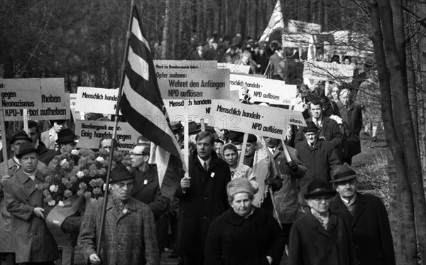 The traditional tribute to murdered Nazi victims on Good Friday 1945 in Rombergpark in Dortmund is also a demonstration