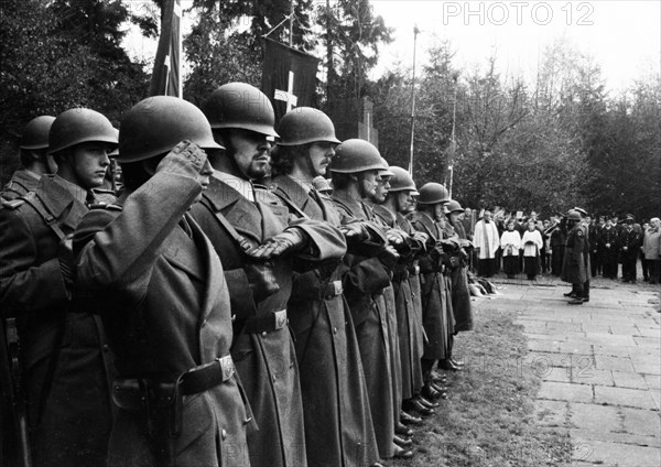 A meeting of the traditional associations of the Waffen- SS to honour their dead of the 6th SS Division North on 14. 11. 1971 in Hunrueck was accompanied by the Bundeswehr with officers and a squad of recruits