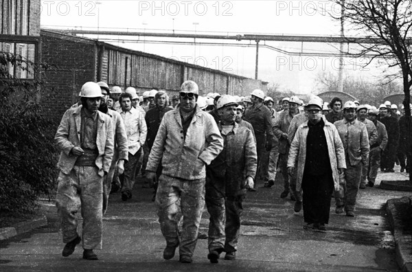 This warning strike of the steel workers of Hoesch AG Westfalenhuette on 10 January 1972 in Dortmund was a spontaneous strike which the participants extended to a demonstration in the city