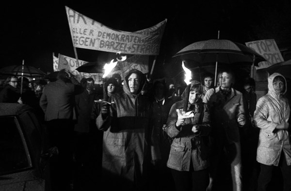 Supporters and friends of the SPD/FDP government coalition demonstrated in Bonn on 26 April 1972 with a torchlight march and rally in favour of the government and the ratification of the Eastern treaties