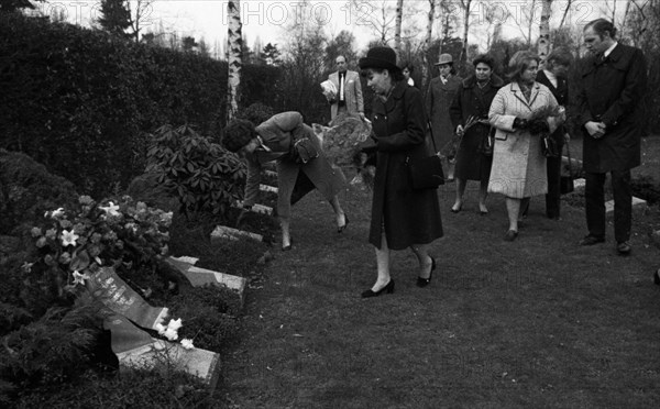 These woman and men celebrated International Women's Day in Rheinhausen on 8 March 1972 by paying tribute to the Soviet dead of the Second World War and Nazi victims at the cemetery