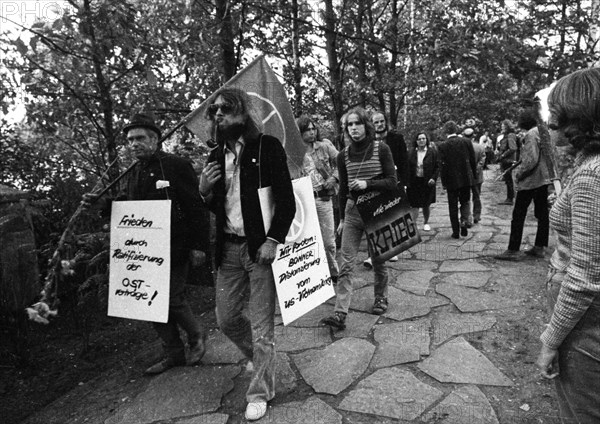 Left and peace movement committed flowers for Stukenbrock at the graves of Soviet war victims of the Nazi regime as a sign of reconciliation here on 4. 9. 1971 in Stukenbrock near Bielefeld