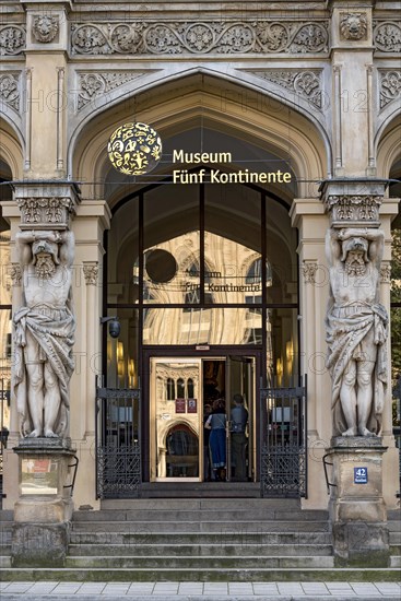 Portal and loggia with monumental atlases of the Museum Fuenf Kontinente