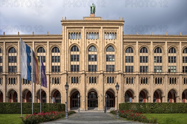 Facade with bronze statue of Justitia by Johann Halbig