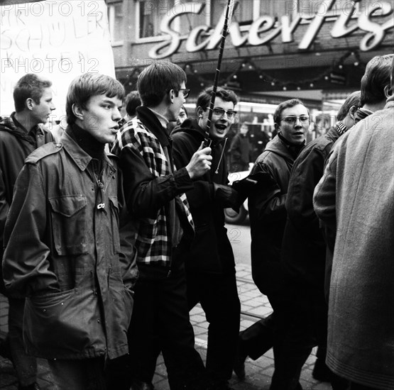 Students of all school types and ages in the Ruhr area in the years 1965 to 1971 jointly oppose price increases in local transport in the Ruhr cities