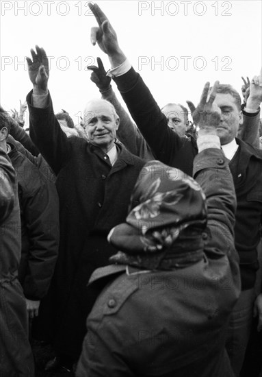 The right-wing radical action Resistance of the NPD was a nationwide response to Willy Brandt's policy of understanding with the East in 1970. These generated a sometimes furious reaction from left-wing parties and groups at the Au appearances of old and neo-Nazis. Neo-Nazis raise their hand with three fingers as identification and substitute for Hitler salute