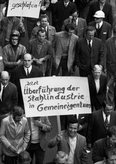 4000 workers of the steelworks Suedwestfalen AG took to the streets in Hagen on 4 October 1971 to protest for their jobs