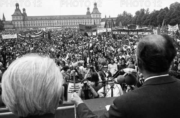 The visit of the Soviet head of state and party Leonid Brezhnev to Bonn from 18-22 May 1973 was a step towards easing tensions in the East-West relationship by Willy Brandt. Demo of friends and opponents of the visit. DKP demo pro Brezhnev