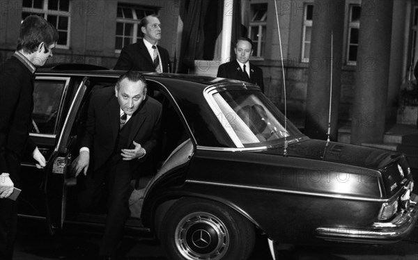 The visit of the Soviet head of state and party leader Leonid Brezhnev to Bonn from 18-22 May 1973 was a step towards easing tensions in the East-West relationship by Willy Brandt. Egon Bahr car at Gymnich Castle