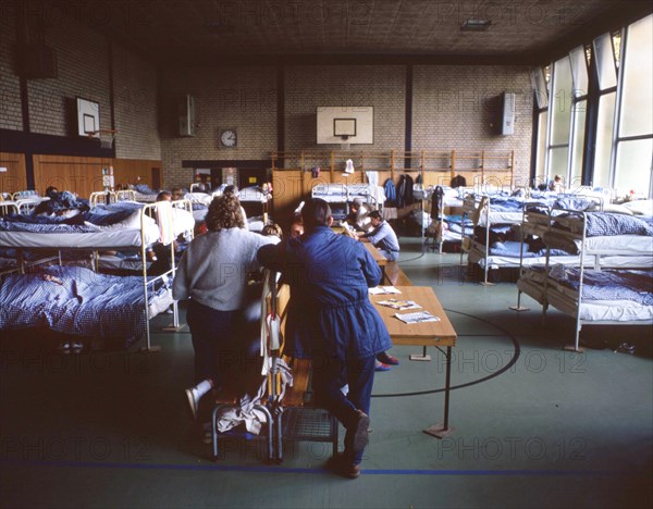 Gymnasium were also used. Immigrants and foreign refugees in North Rhine-Westphalia on 28. 10. 1988 in Unna-Massen. Since the sleeping accommodations were not sufficient