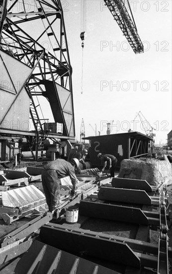 Work at the Port of Hamburg and Howaldtswerke Hamburg