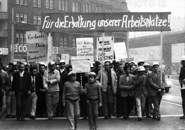 4000 workers of the steelworks Suedwestfalen AG took to the streets in Hagen on 4 October 1971 to protest for their jobs