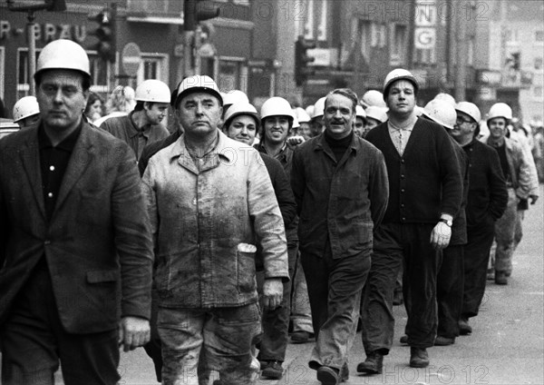 About 4000 steelworkers of Hoesch AG Westfalenhuette demonstrated on 14 January 1972