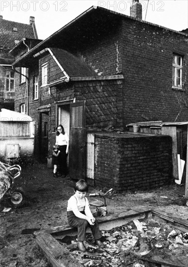 Despite the rather dilapidated condition of the colliery housing estate - here on 26 February 1973 in Bottrop - the RAG company was planning rent increases for its tenants