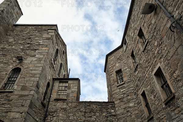 Courtyard building