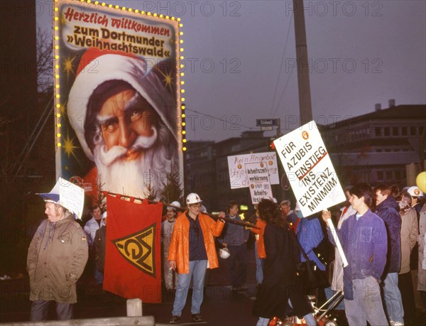 In the pre-Christmas period with its demands to the employers with the reduction of working time. here on 28. 11. 1990 at Hoesch AG Westfalenhuette