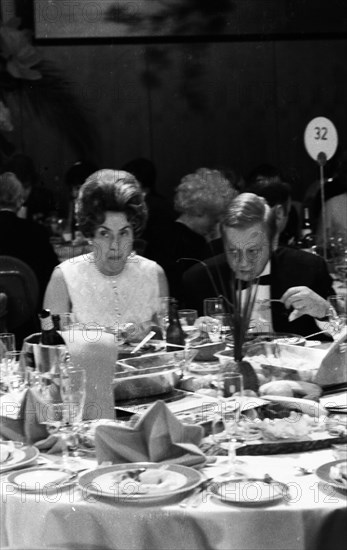 Banquet and ball at the Duesseldorf Hilton Hotel in 1966 accompanied by protest with reference to misery and terror in Brazil