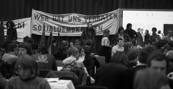 The Young Socialists had invited to a congress for apprentices on 28 November 1970 in Duesseldorf under the motto: Training instead of exploitation. Banner: Who betrayed us Social Democrats