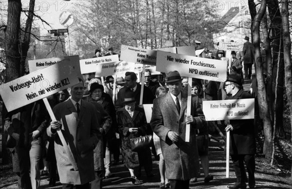 Good Friday 1945 the forest in Rombergpark was a place of crime. The commemoration of the Nazi crimes here on 23. 3. 1967 in Dortmund Bittermark a demonstration against neo-Nazism