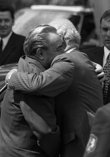 The visit of the Soviet Head of State and Party Leonid Brezhnev to Bonn from 18-22 May 1973 was a step towards easing tensions in East-West relations by Willy Brandt. Leonid Brezhnev at Gymnich Castle. with Heinz Kuehn