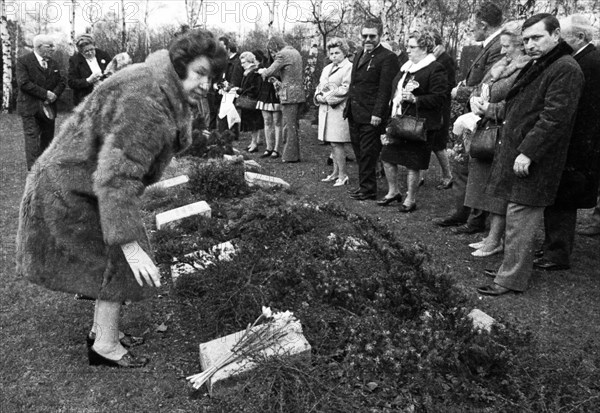 These woman and men celebrated International Women's Day in Rheinhausen on 8 March 1972 by paying tribute to the Soviet dead of the Second World War and Nazi victims at the cemetery