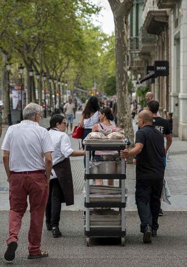 Food delivery service on the boulevard Passeig de Gracia