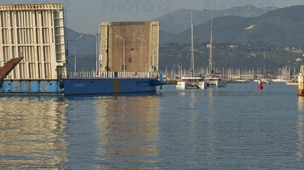 Open swing bridge