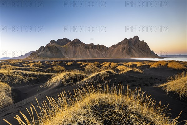 Dune landscape in front of mountain range