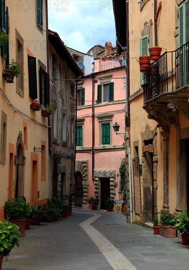 Old town alleys in the small medieval town of Sorano