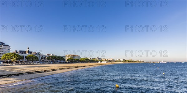 Arcachon beach and promenade