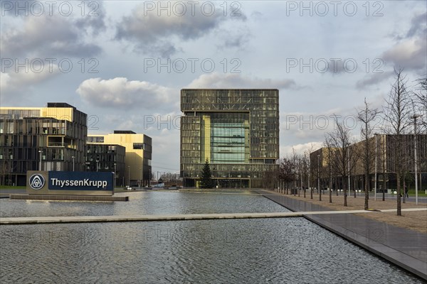 Building ensemble with cube Q1 and water basin in the ThyssenKrupp Quarter