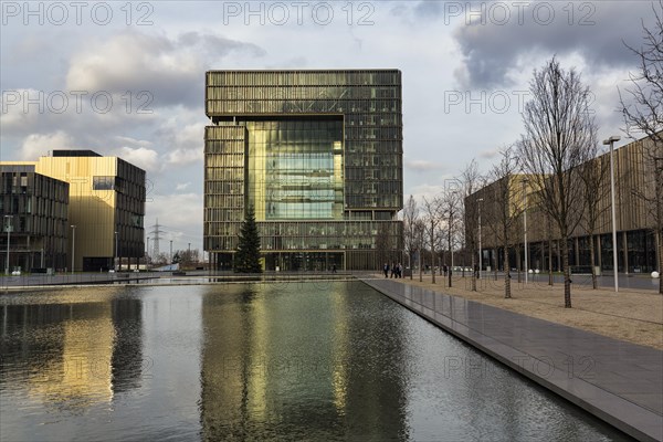 Building ensemble with cube Q1 and water basin in the ThyssenKrupp Quarter