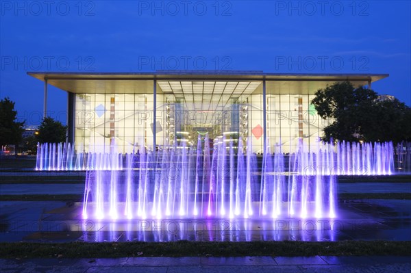 Illuminated fountain in front of the Paul Loebe House