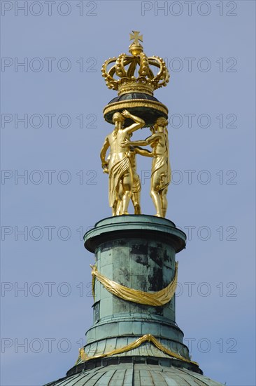 Figures with crown on the dome Neues Palais