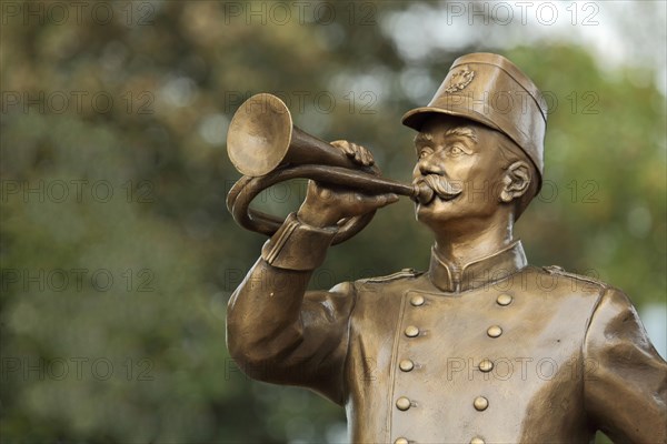 Golden bronze figure with historical uniform and wind instrument