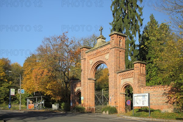 Entrance with archway to the northern cemetery