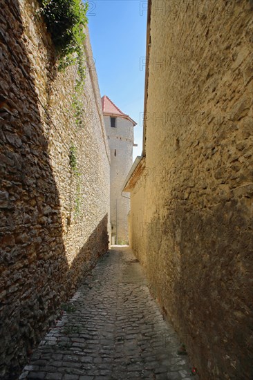 Narrow alley at the Fleckenmauer with view of fortified defence tower