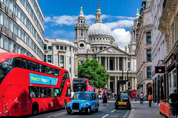 Double decker buses in front of St. Paul's Cathedral