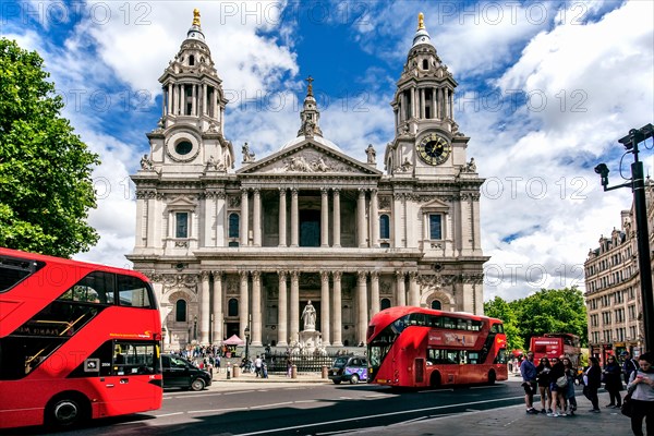 Double decker buses in front of St. Paul's Cathedral