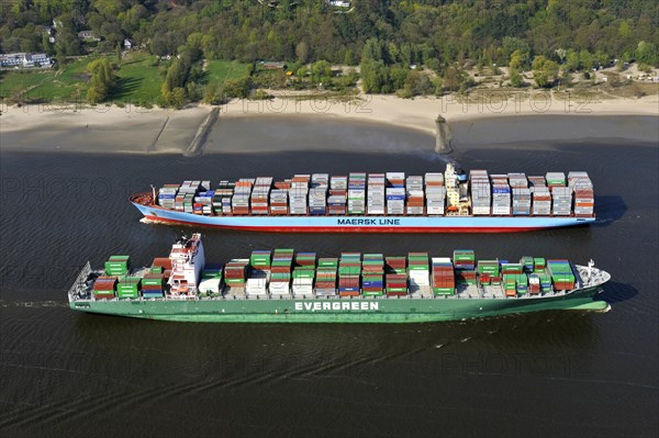 Container ships in the Elbe encounter box on the Falkenstein bank