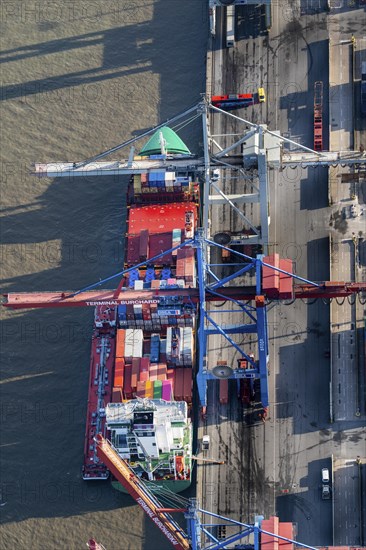 Aerial view of a feeder ship at the Burchardkai terminal