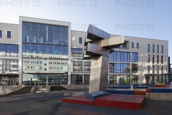 Hayek Brunnen und Medienhaus